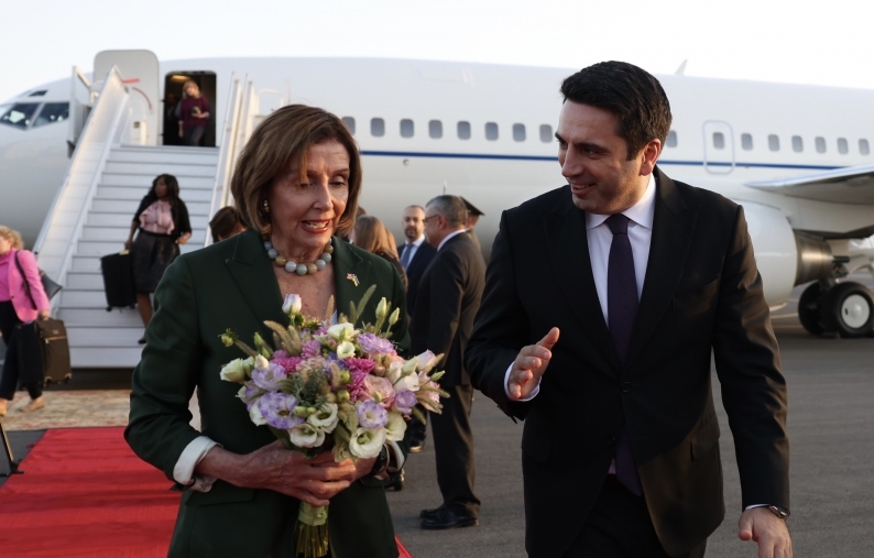 Nancy Pelosi bei der Begrüßung durch Alen Simonyan